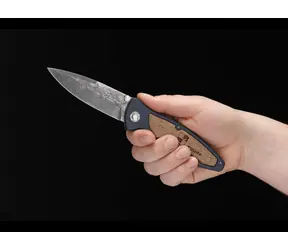 Böker Germany Tirpitz-Damastus / Nóż kieszonkowy / Stal damasceńska / Ostrze 9,9 cm / Blokada liniowa / Aluminium i drewno orzechowe
