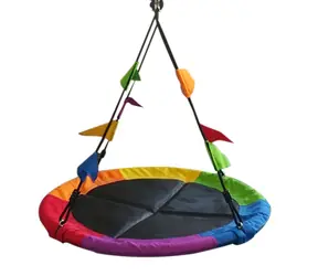 2Kids Toys Huśtawka z bocianim gniazdem z kolorowymi flagami / od 3 lat