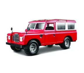 Bburago Land Rover czerwony / skala 1:24 / od 3 lat