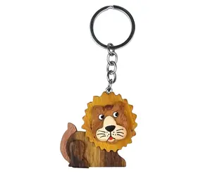 2Kids Toys Duży drewniany brelok do kluczy Lew leżący / od 3 lat
