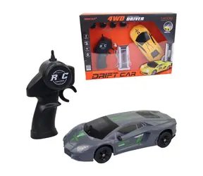 Samochód elektryczny MaDe z pilotem 19 cm, wymiennymi kołami, funkcją driftu, stacją ładowania / od 6 lat