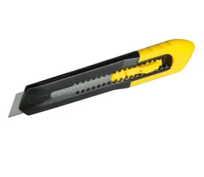 Stanley 1-10-151 / Nóż z odłamywanym ostrzem, plastik / Szerokość-długość ostrza 18x160mm