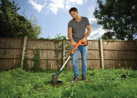 Black&Decker ST182320 / Podkaszarka żyłkowa akumulatorowa / 18 V / 2,0 Ah / szerokość koszenia 25 cm / żyłka 1,6 mm