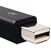 Zbliżenie złącza Thunderbolt / Mini DisplayPort na czarnym kablu