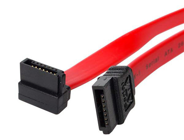 Czerwony kabel danych SATA (Serial ATA) z wtykiem kątowym i wtykiem prostym