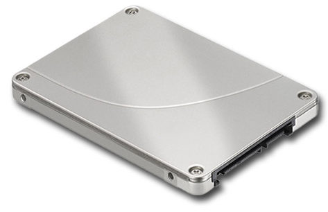 Srebrny dysk SSD 2,5 cala ze złączem SATA w metalowej obudowie, widok z boku