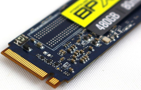 Dysk SSD M.2 SATA 480 GB – zbliżenie Zbliżenie dysku SSD M.2 SATA o pojemności 480 GB z żółto-czarną etykietą i złotym złączem
