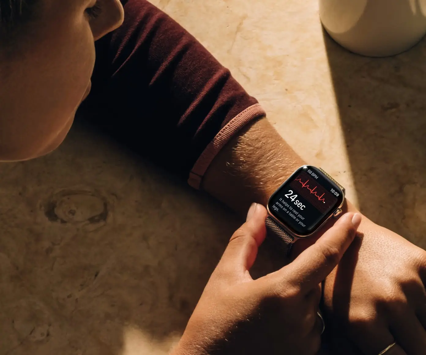 Měření EKG prstem na korunce Apple Watch