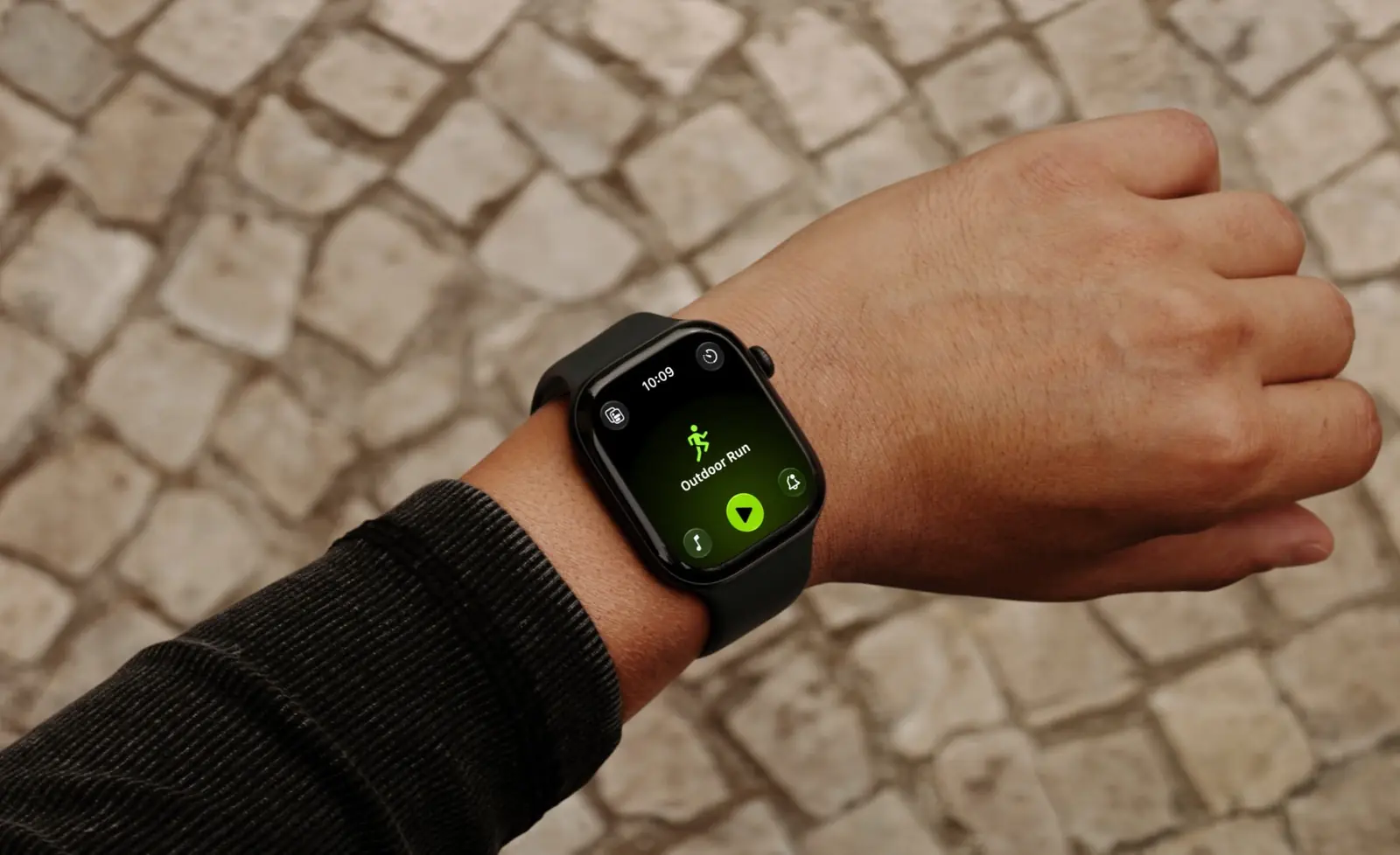 Ruka s Apple Watch se spuštěným během venku