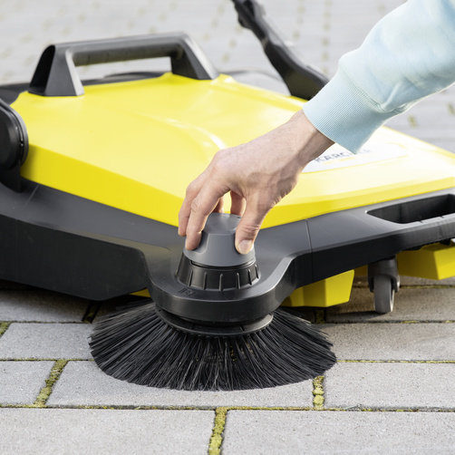 Ruční zametací stroj S 6: Flexibilní uzpůsobení výšky postranních kartáčů