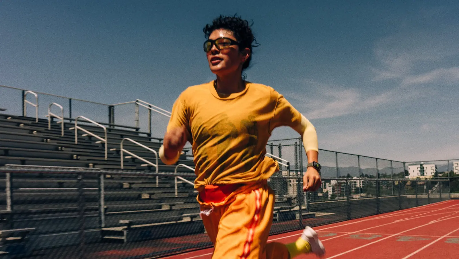 Běžec na atletické dráze s Apple Watch