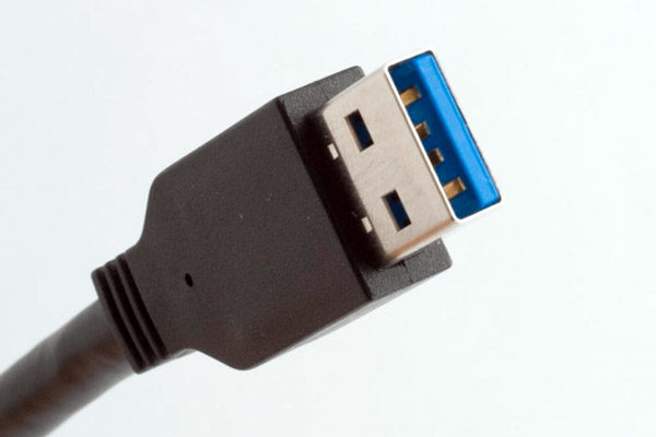 Zdjęcie złącza USB 3.1 typu A z niebieskim języczkiem – interfejs do szybkiego transferu danych