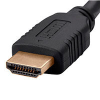 Zbliżenie na złoty wtyk kabla HDMI na czarnym tle